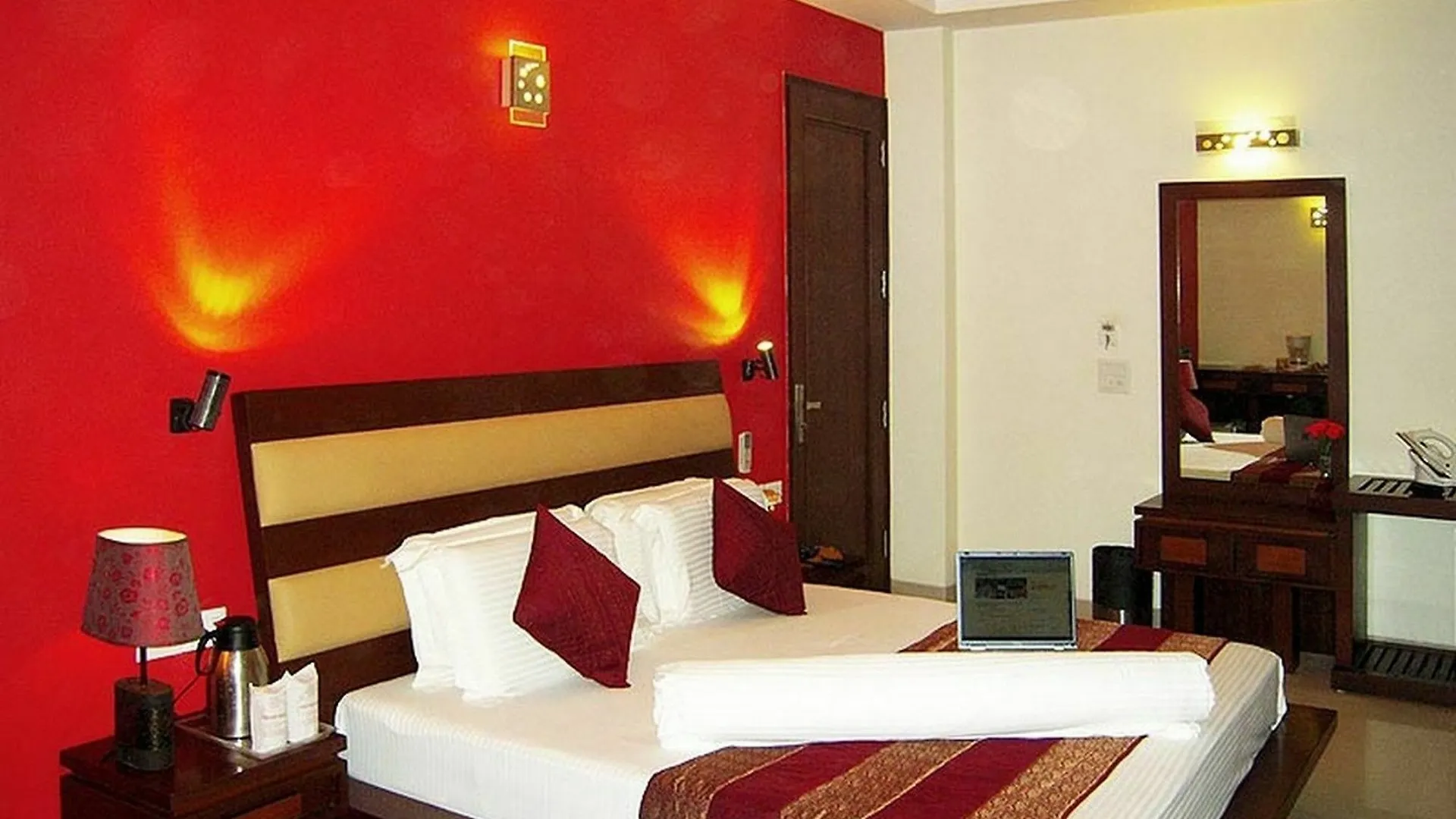 Hotel Maxfort Greenwood City Gurgaon